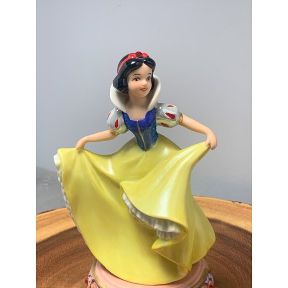 Disney Snow White 7" Jeweled Base Dancing figurine - Porcelain Made In Sir Lanka - Picture 9 of 11